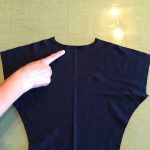 2-1 後身頃の襟ぐりに伸び止めテープ