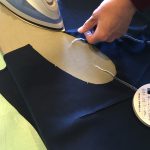 7-1 アームホールに伸び止めテープを貼る