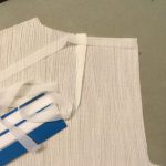 4-4 首回り・アームホールに伸び止めテープを貼る