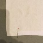 3-2 裾に伸び止めテープを貼る