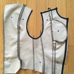 8-1 伸び止めテープを貼る